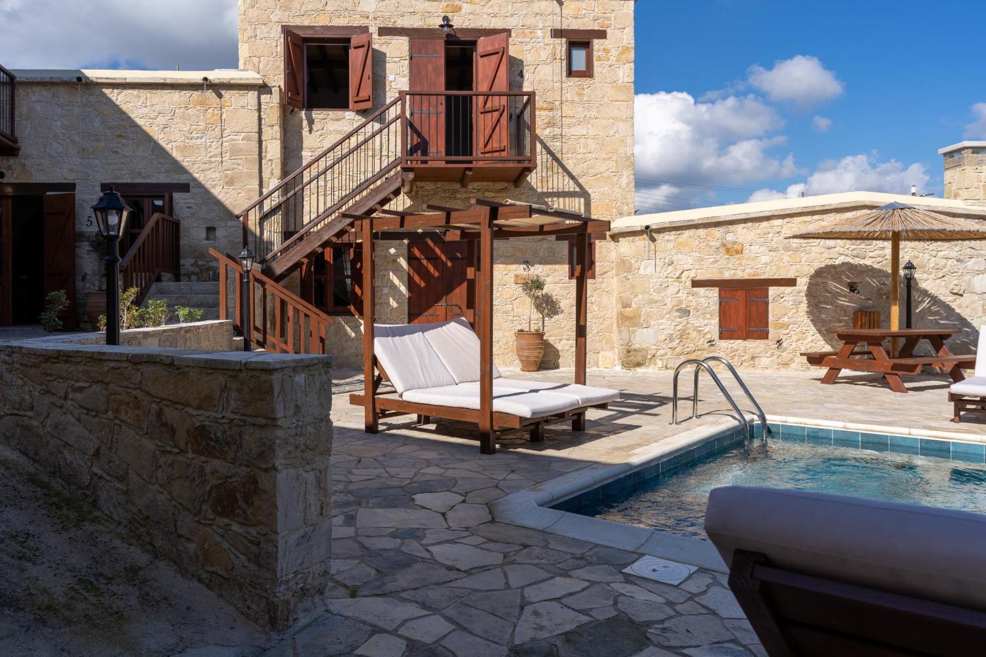 Stone Court Boutique Studios Miliou Exterior foto